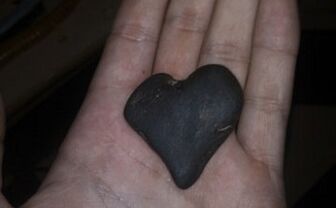 şans tılsımı olarak kalp şeklindeki taş