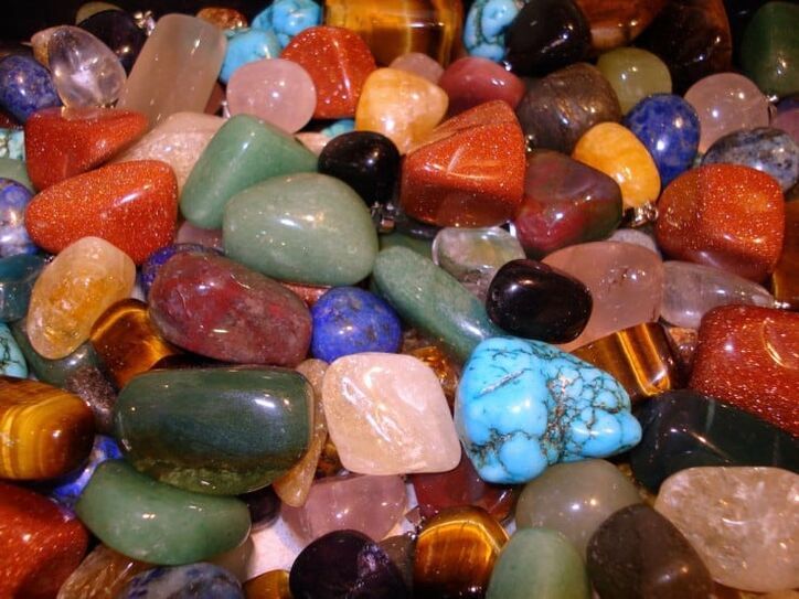 Şans tılsımı olarak renkli taşlar